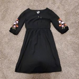 BLACK DRESS WITH FLOWER ACCENTS ON SLEEVE